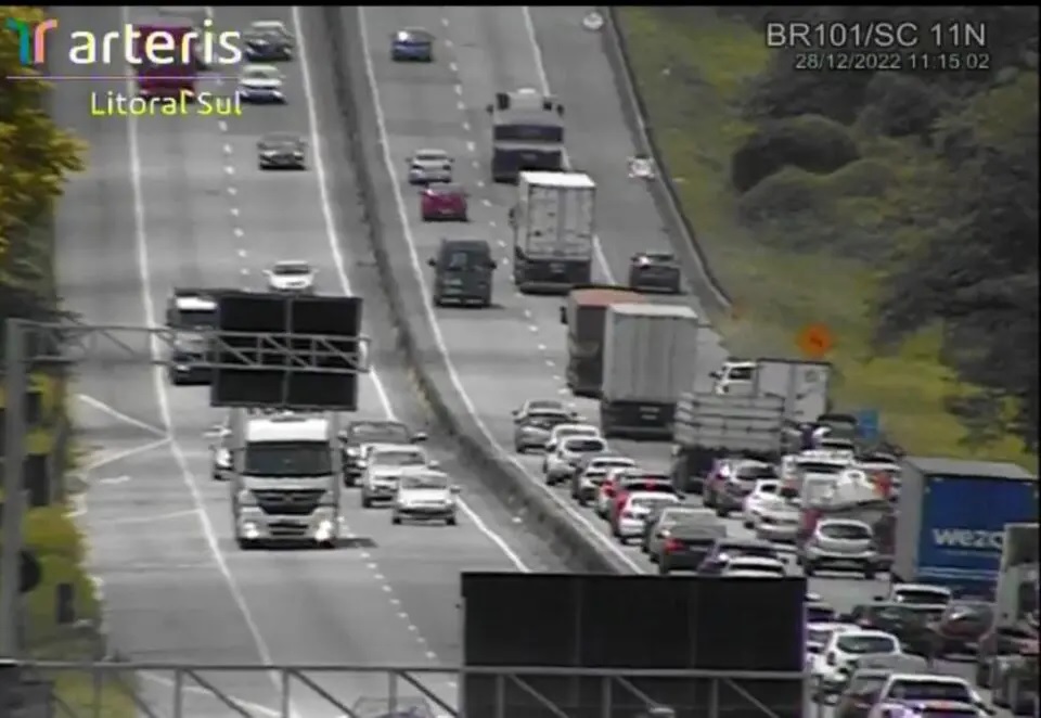Motoristas que vão ao Litoral de Santa Catarina enfrentam fila de 34 km; fluxo é lento também na 277
