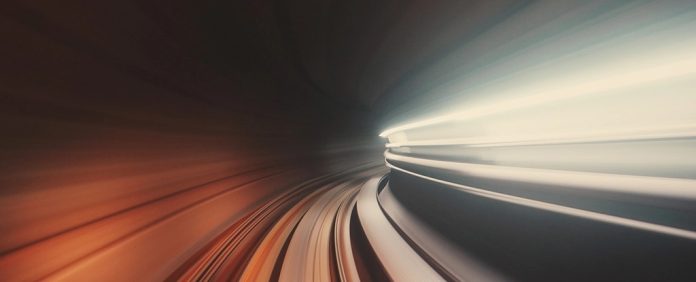 Estudo mostra como o Universo seria se você quebrasse a velocidade da luz