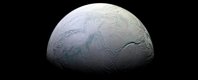 Neve misteriosamente profunda cobre a lua de gelo Encélado, mas como ela chegou lá?