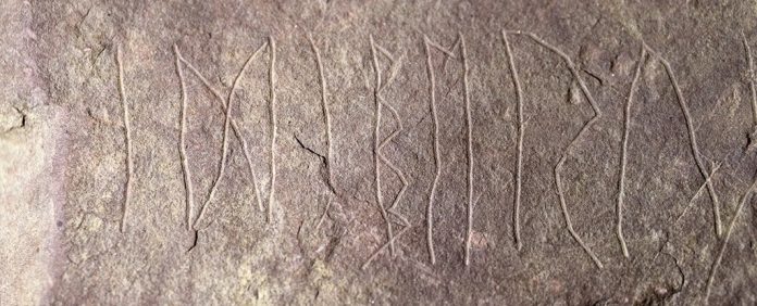 Pedra rúnica mais antiga do mundo descoberta na Noruega revela uma palavra misteriosa