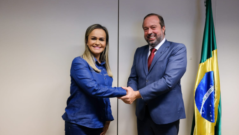 Ministra do Turismo e ministro de Minas e Energia conversam sobre aviação civil. Crédito: Roberto Castro/MTur