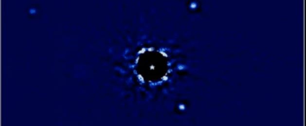 Imagens incríveis mostram planetas orbitando uma estrela a anos-luz de distância