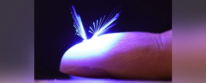 O robô FAIRY em um dedo. (Créditos: Jianfeng Yang/Universidade de Tampere)