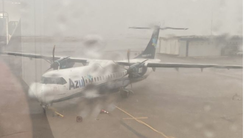 Rajada de vento arrasta aviões em Cascavel