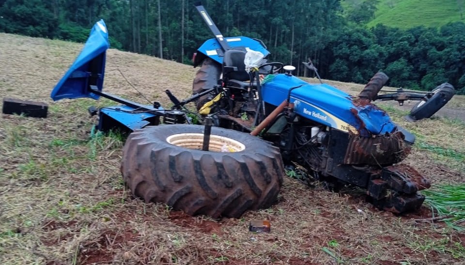 Acidente deixa trator completamente destruído em Nova Cantu