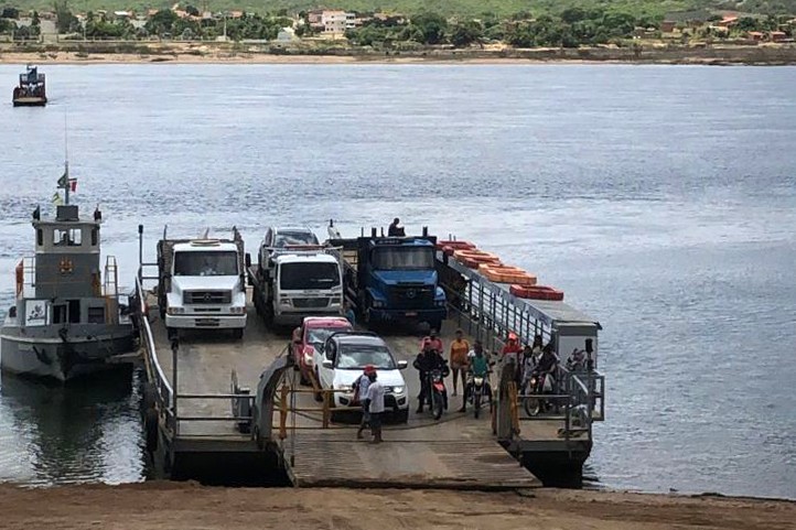 Balsa transportando veículos entre Porto da Folha (SE) e Pão de Açúcar (AL)