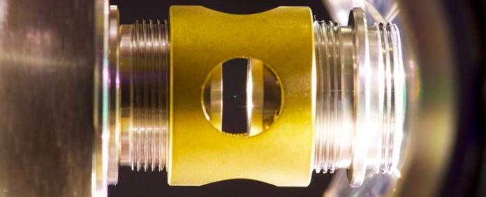 Físicos levitaram uma nanosfera de vidro, levando-a para o reino da mecânica quântica