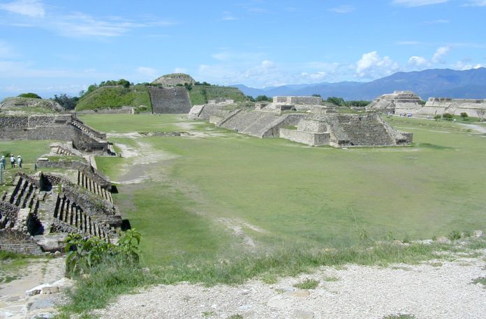 A praça central compartilhada de Monte Alban, uma cidade que durou mais de 1.300 anos. (Créditos: Linda M. Nicholas)