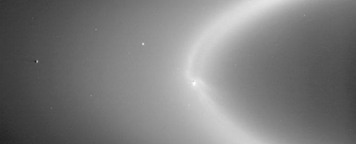 Há evidências de fontes hidrotermais nos oceanos da lua gelada de Saturno Encélado