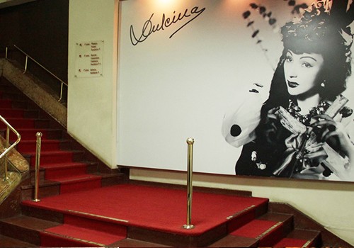 Teatro Dulcina - Funarte - RJ (escadaria do saguão e painel). Foto: acervo CCOM - Funarte