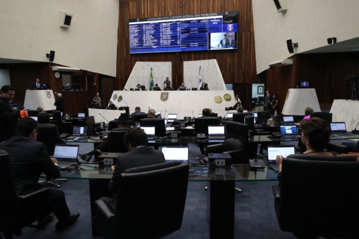 Segundo o Executivo, o texto pretende realizar uma ampla revisão das legislações estaduais afetadas pelas recentes leis aprovadas no Paraná que promoveram a modernização e desburocratização da gestão administrativa. / Créditos: Orlando Kissner/Alep