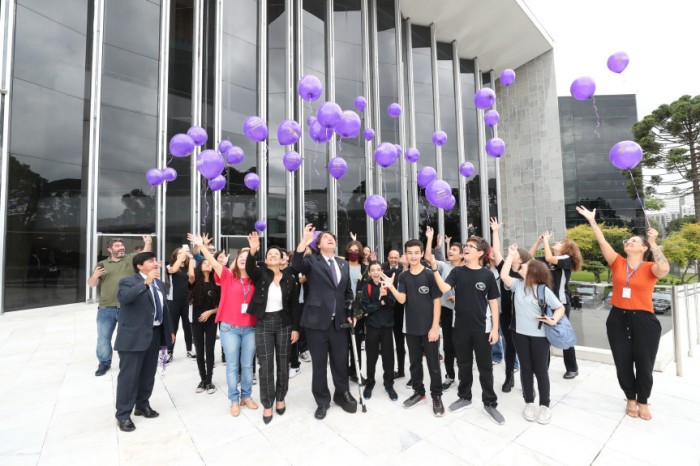 No Paraná, a Lei Estadual 20.585/2021 tornou o mês de março um período para reforçar ações sobre diagnóstico, sintomas, tratamentos e cuidados durante uma crise convulsiva, o Março Roxo. / Créditos: Orlando Kissner/Alep