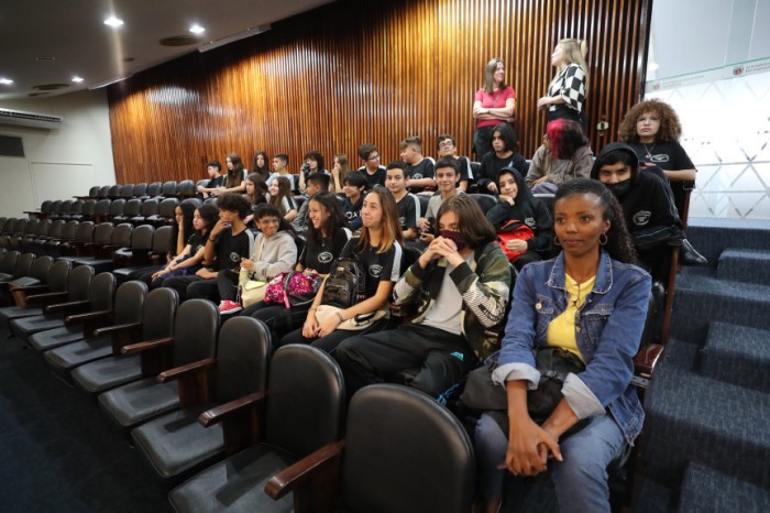 Durante o passeio no Legislativo, os estudantes acompanharam de perto as votações na sessão plenária e participaram de atividades dos deputados paranaenses / Créditos: Valdir Amaral/Alep