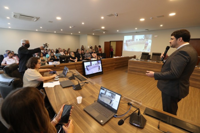 Durante a palestra, o professor abordou a importância do trabalho de assessoramento parlamentar de forma profissional. / Créditos: Orlando Kissner/Alep