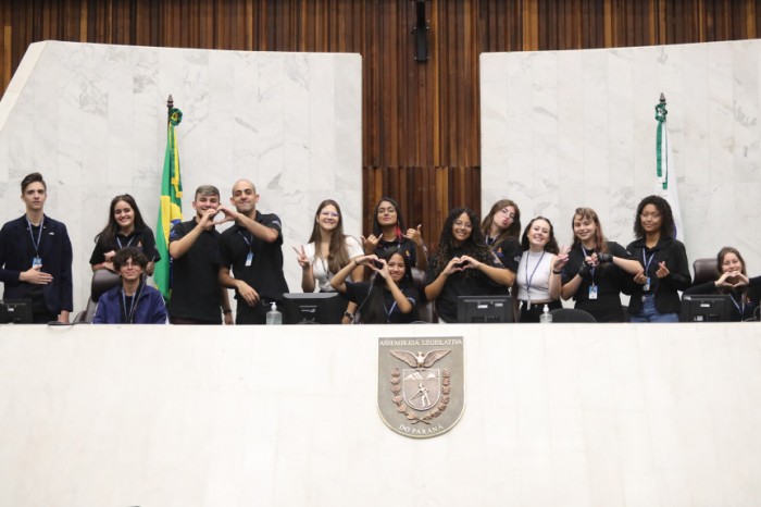 Os integrantes do Parlamento Jovem puderam conhecer o Plenário da Assembleia Legislativa. / Créditos: Orlando Kissner/Alep