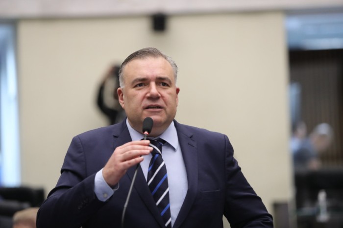 Proposta autoriza o empréstimo, a permuta ou a doação de medicamentos e fórmulas nutricionais entre Estado, municípios e estabelecimentos de saúde públicos e privados, com objetivo de aumentar a eficiência no abastecimento, promovendo a racionalização no 