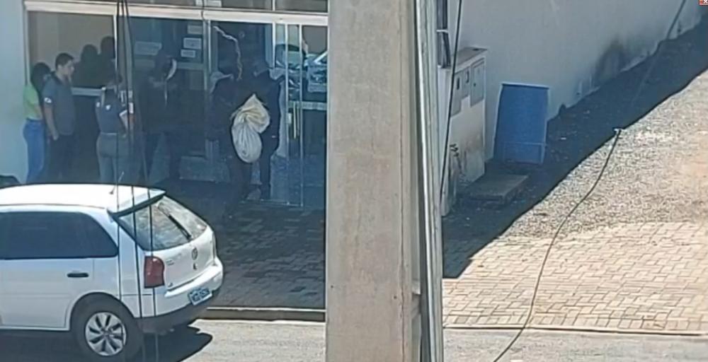 Vídeo; Vigilante fica ferido por estilhaços durante assalto ao Banco Sicredi em Laranjal