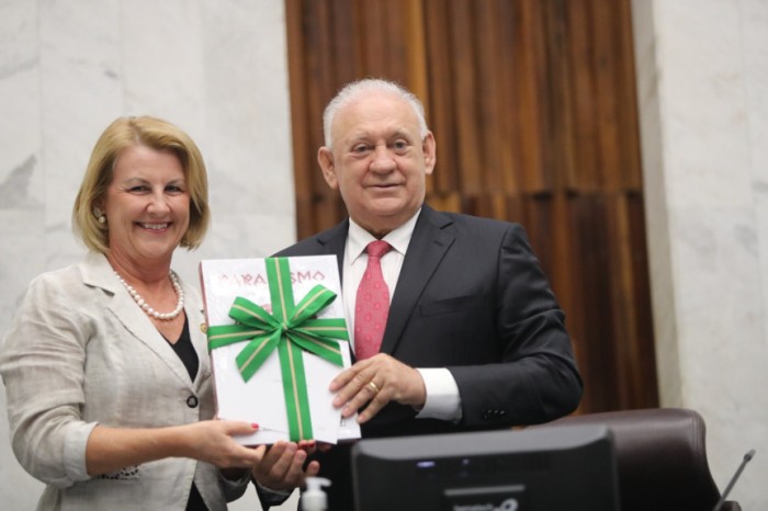 A parlamentar entregou um exemplar ao presidente da Casa, Ademar Traiano, e outro para o acervo do Poder Legislativo. / Créditos: Divulgação