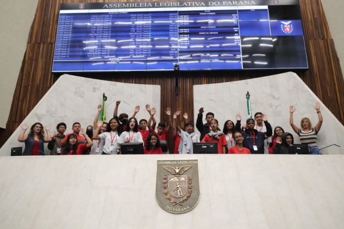 Estudantes tiveram a oportunidade de conhecer o Plenário da Assembleia Legislativa do Paraná. / Créditos: Orlando Kissner/Alep