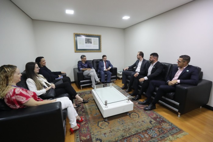 Para conhecer como foi a criação do SILEGS e o seu funcionamento no dia a dia, servidores da Diretoria Legislativa da Câmara Municipal de São José dos Pinhais estiveram na Assembleia, nesta quarta-feira (5). / Créditos: Orlando Kissner/Alep