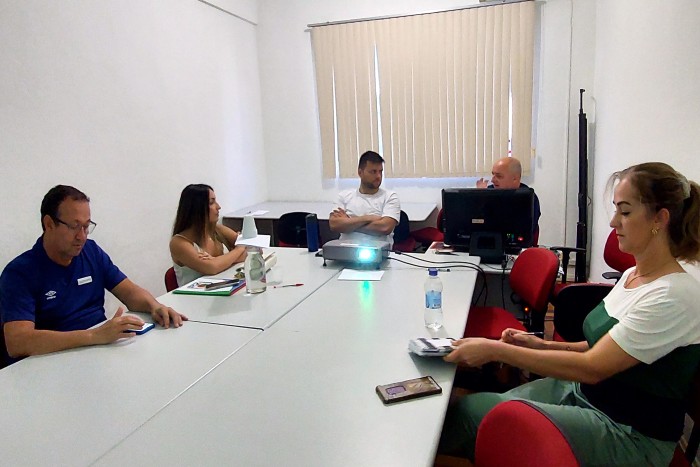 Veroni Pereira, presidente da Federação Catarinense de Karatê (à esquerda, de azul), participa da reunião na Fesporte . Foto: Antonio Prado/Fesporte