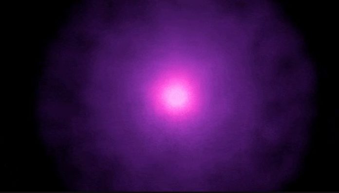 Observações da NASA mostram energia de raios X pulsando de M82 X-2. (Créditos: NASA/JPL-Caltech)