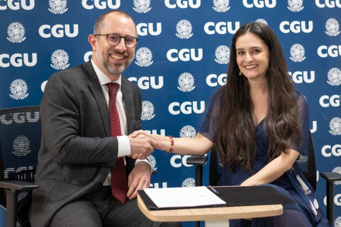 Diretora-presidente da ANA, Veronica Rios, e ministro da CGU, Vinícius de Carvalho, assinam cooperação