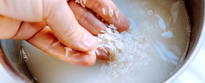 Arroz deve ser lavado, mas não pelo motivo que você pensa