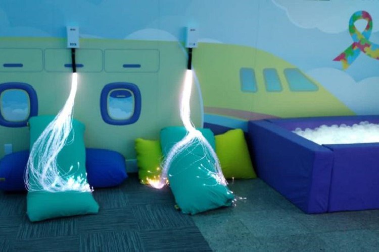 Ambiente conta com piscina de bolas iluminadas e máquina de bolhinhas de sabão - Foto: Divulgação (Portos e Aeroportos)