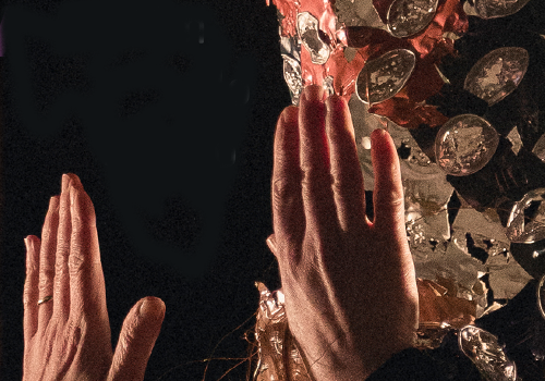 Detalhe de imagem da exposição de Sandra Lapage 'Além do manto' (artes integradas), até 18/6 na Funarte SP. Foto: divulgação. Edição: CCOM – Funarte