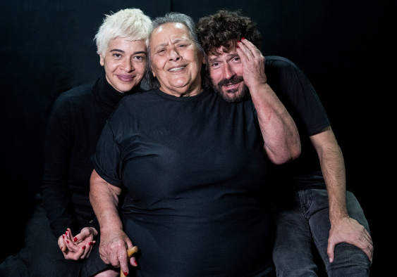 Ao Centro Teuda Bara, à esqu., Babi Amaral e à dir. Alexandre Cioletti. Foto: divulgação