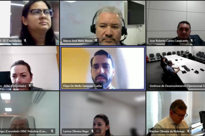 Diretor Filipe Sampaio (ao centro) participa da reunião da Sala de Crise do Região Nordeste