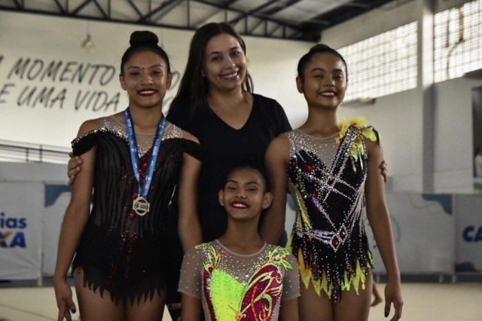 Atletas posam para foto com a treinadora – FOTO: Mauro Neto/Sedel