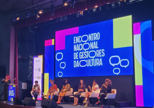 A presidenta da Funarte, Maria Marighella, em fala numa das mesas de diálogo. Foto: Gabinete Funarte