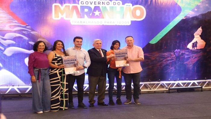 Ministro Celso Sabino com alunas da UFMA. Crédito: Jones Pereira