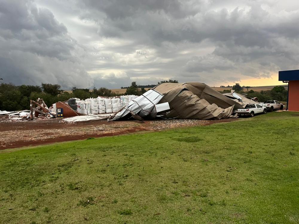 Vento forte destruiu barracão em Boa Esperança, e deixou muitas casas sem energia no Oeste do Estado