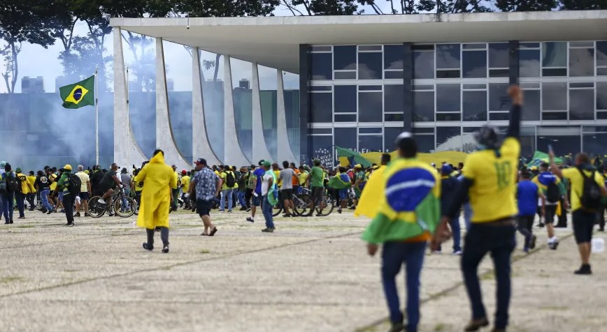 Paranaense é condenado no STF a 17 anos de prisão por atos golpistas