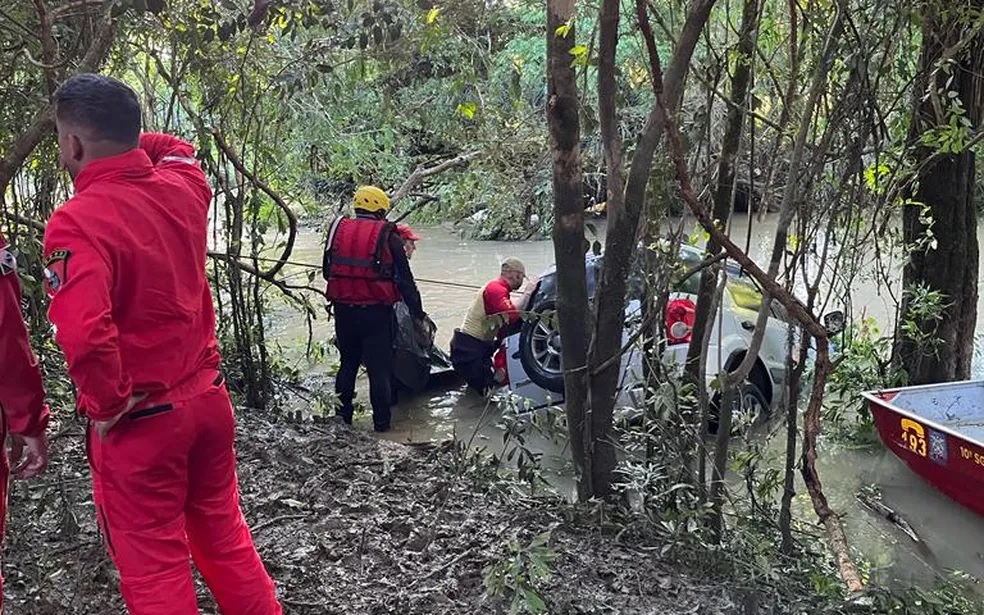 Homem arrastado com a família por correnteza em Irati, é encontrado vivo