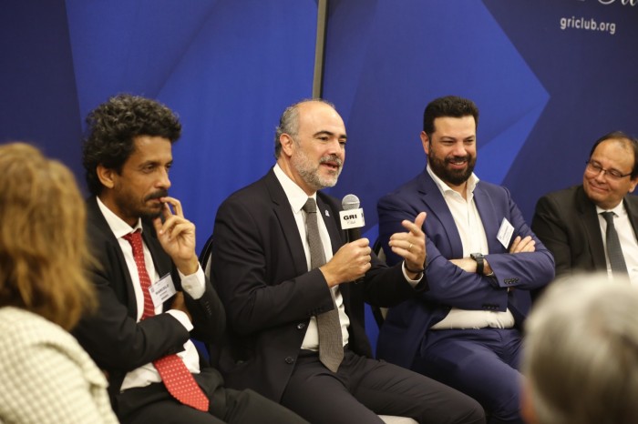 Diretor-presidente interino da ANA, Mauricio Abijaodi (centro) discursa durante sessão do evento - Foto: Fernando Lucania