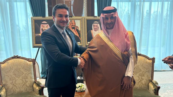 Encontro dos ministros do Turismo do Brasil, Celso Sabino, e da Arábia Saudita, Ahmed Al-Khateeb, durante a 25ª Assembleia Geral da Organização Mundial do Turismo (OMT) Crédito: MTur