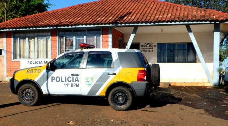 Elementos furtam veículo, atingem outros veículos e poste e fogem em Roncador