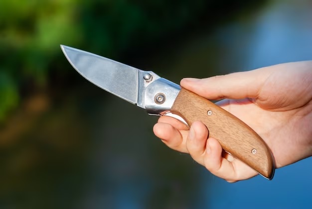 Homem leva golpe de canivete de mulher, e fica com corte profundo no abdômen, em Roncador