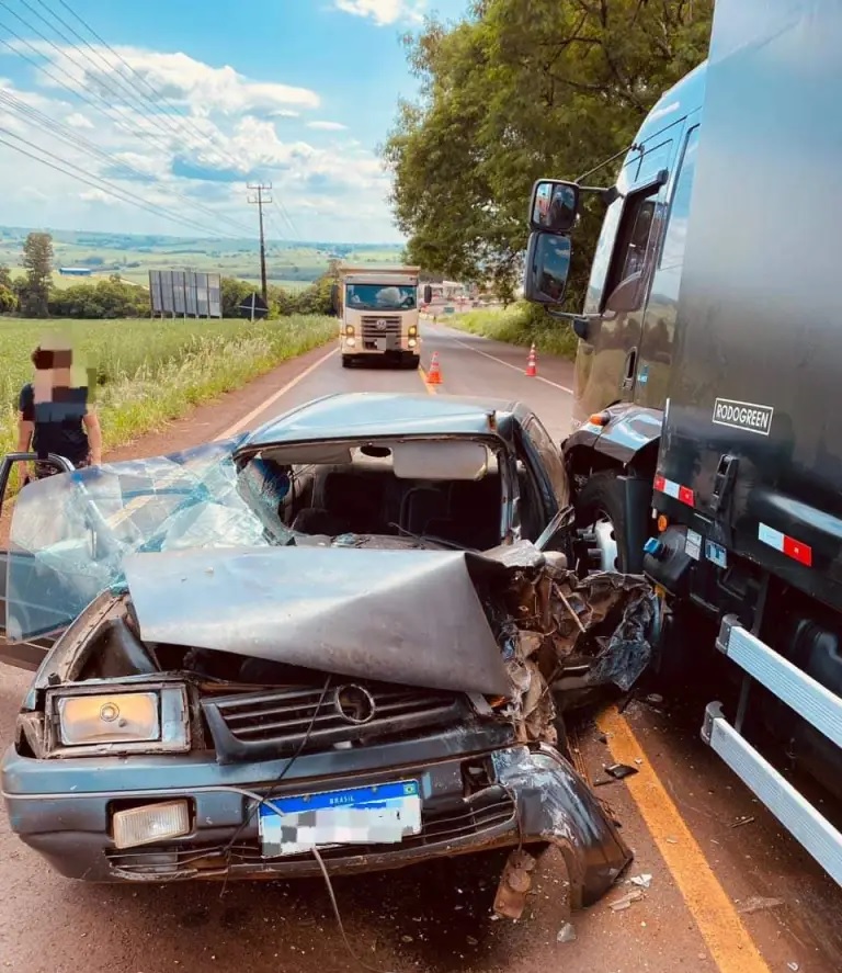 Veículo carregado com drogas bate de frente com caminhão em Formosa do Oeste