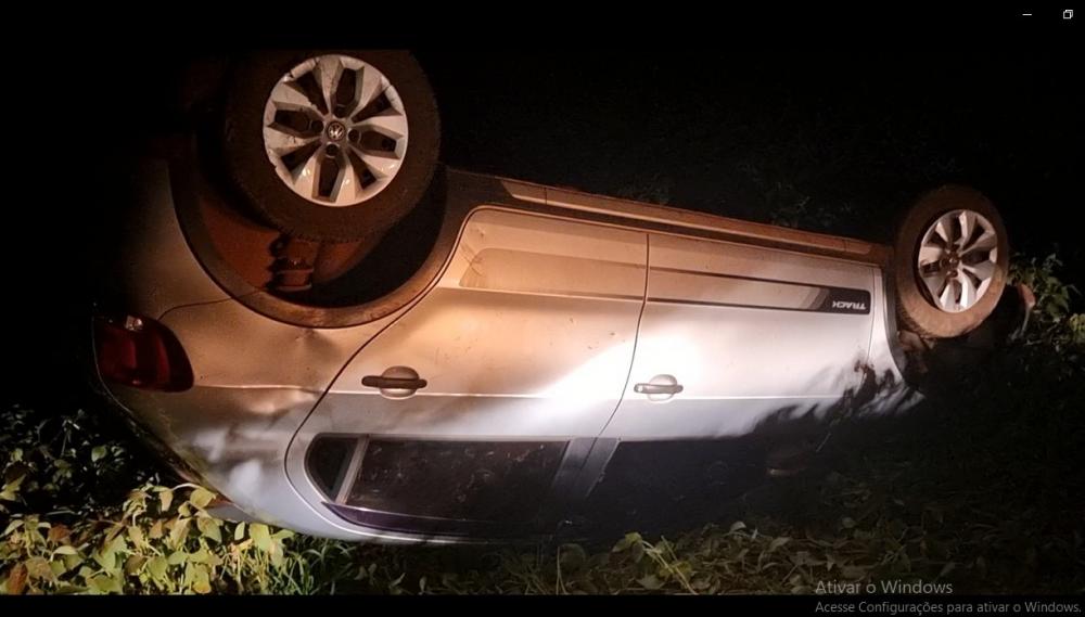 Veículo capota e deixa uma pessoa ferida na estrada de Alto São João em Roncador