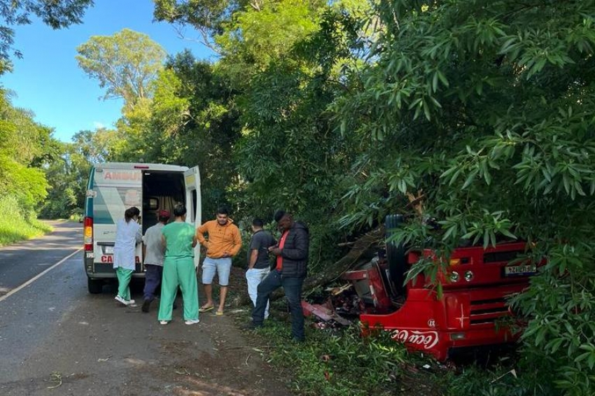 Caminhão tomba na serra do Araripe, entre Nova Cantu e Campina da Lagoa