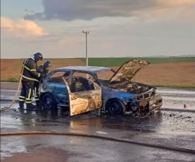 Veículo fica completamente destruído pelo fogo em Ubiratã
