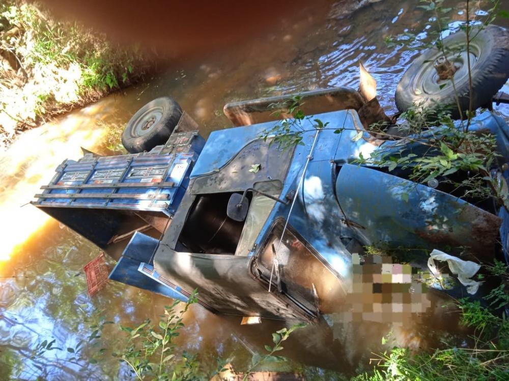 Em Palmital; homem morre após veículo cair em rio