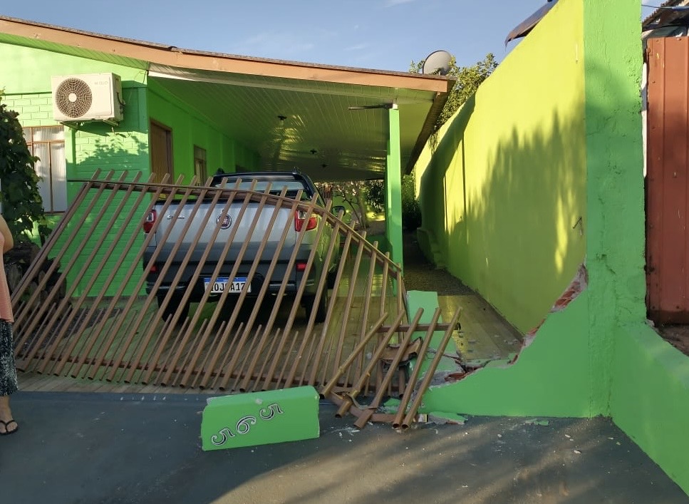 Em Roncador; homem é preso após jogar camionete contra residência, causar danos, e entrar em luta corporal com policiais