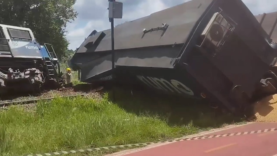 Trem e caminhão se envolvem em acidente, em Rolândia; Vídeo