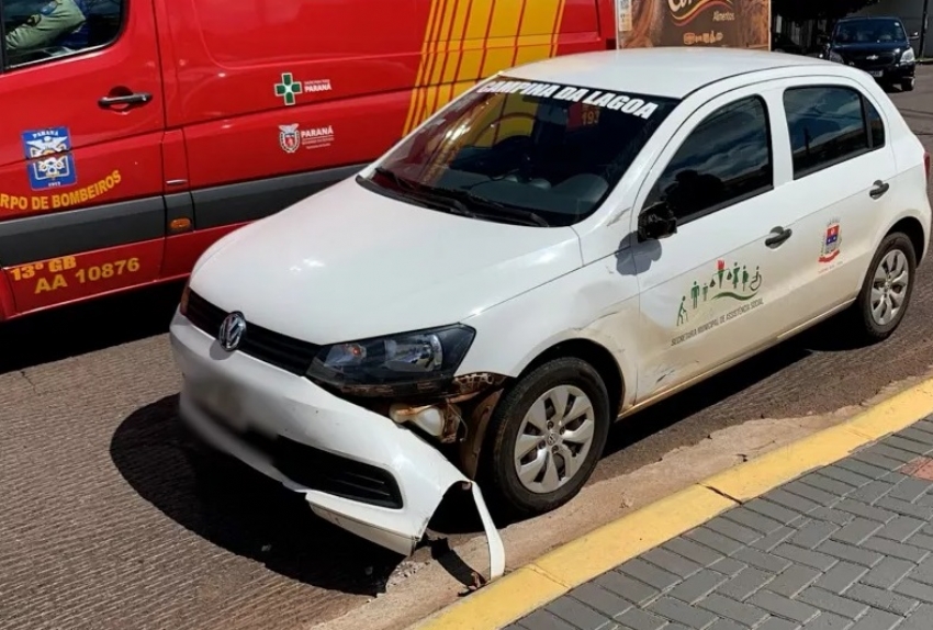 Carro da Secretaria de Assistência Social de Campina da Lagoa se envolve em acidente, em Cascavel
